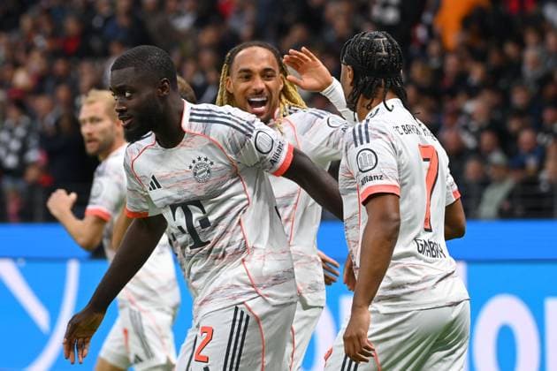 from left Dayot UPAMECANO Bayern Muenchen ,Sacha BOEY Bayern Muenchen , Serge GNABRY FC Bayern Muenchen , Cheering,Joy,Enthusiasm,Action Football 1 Bundesliga Season 2025 2026, 6 Matchday, Matchday06, Eintracht Frankfurt FC Bayern Muenchen 0 3 on 04 10 2025 DEUTSCHE BANK PARK