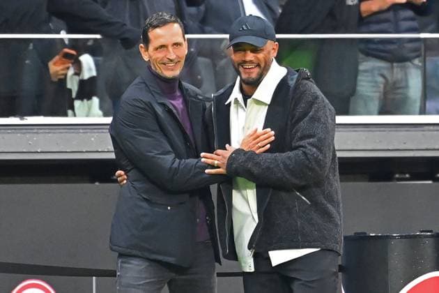 v li Dino TOPPMOELLER Coach Eintracht Frankfurt welcomes Coach Vincent KOMPANY Bayern Muenchen , Soccer 1 Bundesliga Season 2025 2026, 6 Matchday, Matchday06, Eintracht Frankfurt FC Bayern Muenchen 0 3 on 04 10 2025 DEUTSCHE BANK PARK
