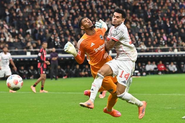 Luis DIAZ Bayern Muenchen , action,duel against goalkeeper Santos KAUA F ,penalty area scene Soccer 1 Bundesliga Season 2025 2026, Matchday 6, Matchday06, Eintracht Frankfurt FC Bayern Muenchen 0 3 on 04 10 2025 DEUTSCHE BANK PARK