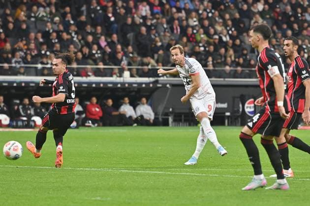 Goal Harry KANE Bayern Muenchen to 0 1,Action,Goal kick against Arthur THEATE Eintracht Frankfurt Football 1 Bundesliga Season 2025 2026, 6 Matchday, Matchday06, Eintracht Frankfurt FC Bayern Muenchen 0 3 on 04 10 2025 DEUTSCHE BANK PARK