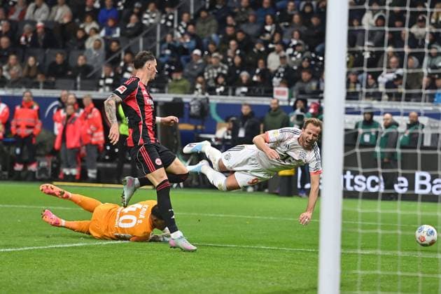 Harry KANE Bayern Muenchen ,injured,injury during action,duel against Robin KOCH Eintracht Frankfurt , and goalkeeper Santos KAUA F ,penalty area scene Soccer 1 Bundesliga season 2025 2026, Matchday 6, Matchday 06, Eintracht Frankfurt FC Bayern Muenchen 0 3 on 04 10 2025 DEUTSCHE BANK PARK