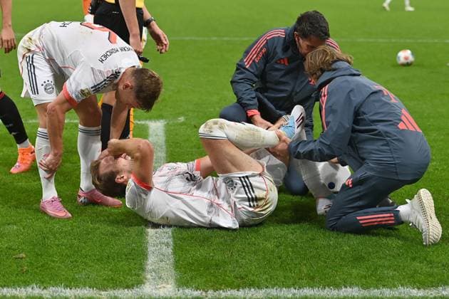 Harry KANE Bayern Muenchen ,injured,injury re Dr Peter UEBLACKER Team doctor FCB li Joshua KIMMICH Bayern Muenchen Soccer 1 Bundesliga Season 2025 2026, 6 Matchday, Matchday06, Eintracht Frankfurt FC Bayern Muenchen 0 3 on 04 10 2025 DEUTSCHE BANK PARK