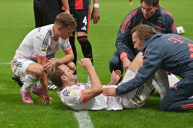 Harry KANE Bayern Muenchen ,injured,injury re Dr Peter UEBLACKER Team doctor FCB li Joshua KIMMICH Bayern Muenchen Soccer 1 Bundesliga Season 2025 2026, 6 Matchday, Matchday06, Eintracht Frankfurt FC Bayern Muenchen 0 3 on 04 10 2025 DEUTSCHE BANK PARK