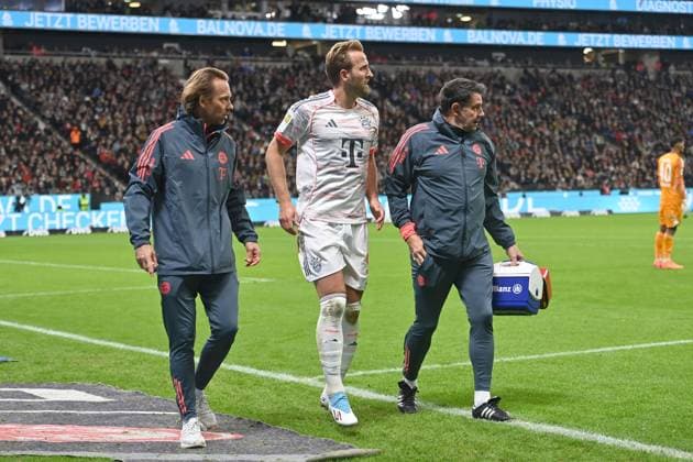 Harry KANE Bayern Muenchen limps off the pitch,injured,injury LI Dr Peter UEBLACKER Team Doctor FCB Football 1 Bundesliga Season 2025 2026, 6 Matchday, Matchday06, Eintracht Frankfurt FC Bayern Muenchen 0 3 on 04 10 2025 DEUTSCHE BANK PARK