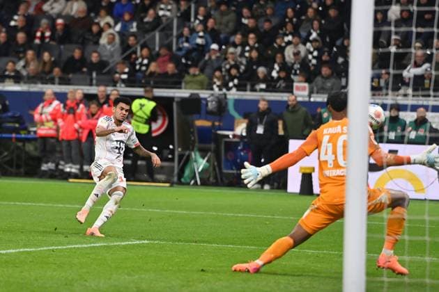 Goal Luis DIAZ Bayern Muenchen to 0 3, Action,Goal kick against goalkeeper Santos KAUA F Soccer 1 Bundesliga Season 2025 2026, Matchday 6, Matchday06, Eintracht Frankfurt FC Bayern Muenchen 0 3 on 04 10 2025 DEUTSCHE BANK PARK