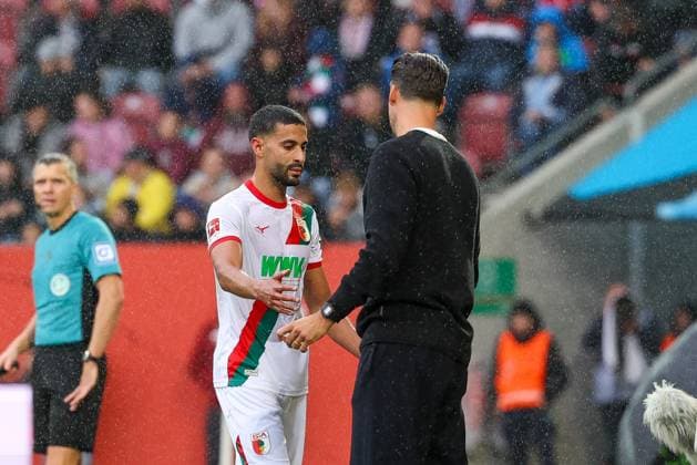 Head coach Sandro Wagner FC Augsburg claps Elias Saad 26 FC Augsburg after his substitution, FC Augsburg vs VfL Wolfsburg, Soccer, 1 Bundesliga, 6 Matchday, 04 10 2025 DFB regulations prohibit any use of photographs as image sequences and or quasi video Augsburg Bayern Germany Copyright: xkolbert-press ChristianxKolbertx