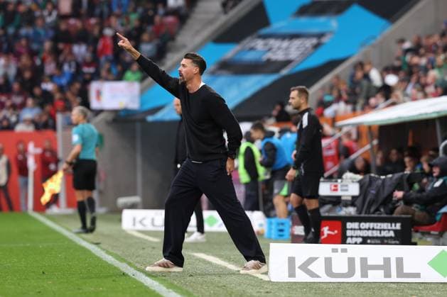 Head coach Sandro Wagner FC Augsburg gives instructions on the sidelines, FC Augsburg vs VfL Wolfsburg, Soccer, 1 Bundesliga, Matchday 6, 04 10 2025 DFB regulations prohibit any use of photographs as image sequences and or quasi video Augsburg Bayern Germany Copyright: xkolbert-press ChristianxKolbertx
