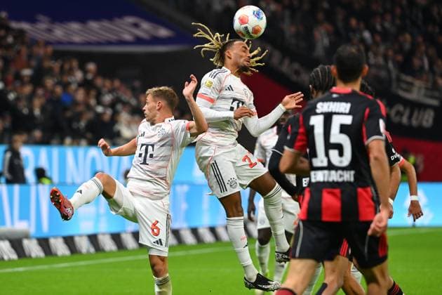from left Joshua KIMMICH Bayern Muenchen , Sacha BOEY Bayern Muenchen ,hinder each other,Action Header Soccer 1 Bundesliga Season 2025 2026, 6 Matchday, Matchday06, Eintracht Frankfurt FC Bayern Muenchen 0 3 on 04 10 2025 DEUTSCHE BANK PARK