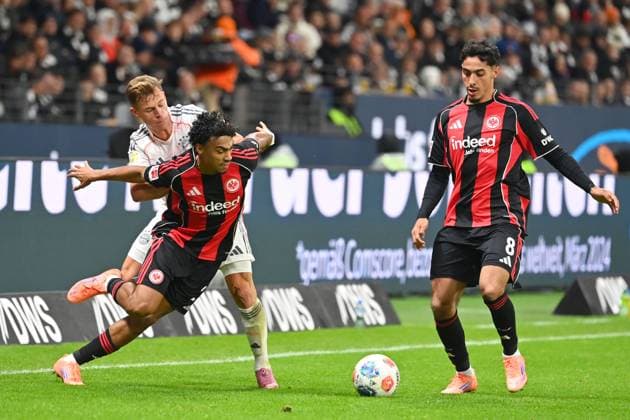 Joshua KIMMICH Bayern Muenchen , action,duel against Nathaniel BROWN Eintracht Frankfurt , re Fares CHAIBI Eintracht Frankfurt Football 1 Bundesliga Season 2025 2026, Matchday 6, Matchday06, Eintracht Frankfurt FC Bayern Muenchen 0 3 on 04 10 2025 DEUTSCHE BANK PARK