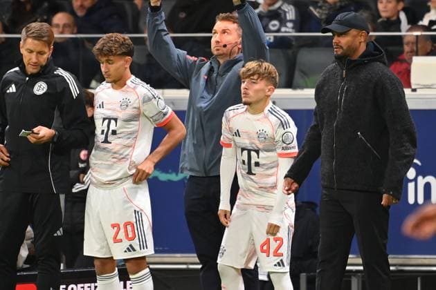 Coach Vincent KOMPANY Bayern Muenchen with Lennart KARL Bayern Muenchen and Tom BISCHOF Bayern Muenchen before substitution Soccer 1 Bundesliga Season 2025 2026, Matchday 6, Matchday06, Eintracht Frankfurt FC Bayern Muenchen 0 3 on 04 10 2025 DEUTSCHE BANK PARK