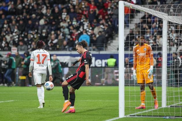 Frustrated Arthur Theate Eintracht Frankfurt, 03 kicks the ball out of the goal after the 0 3 Jonas Urbig FC Bayern Muenchen, 40, Goalkeeper is served Michael Olise FC Bayern Muenchen, 17 , GER, Eintracht Frankfurt vs 1 FC Bayern Muenchen, 1 Bundesliga, Matchday 6, 2025 2026, 04 10 2025, DFL REGULATIONS PROHIBIT ANY USE OF PHOTOGRAPHS AS IMAGE SEQUENCES AND OR QUASI VIDEO, GER, Eintracht Frankfurt vs 1 FC Bayern Muenchen, 1 Bundesliga, Matchday 6, 2025 2026, 04 10 2025 Frankfurt Copyright: xEibner-Pressefoto JanxPrihodax EP_JPA