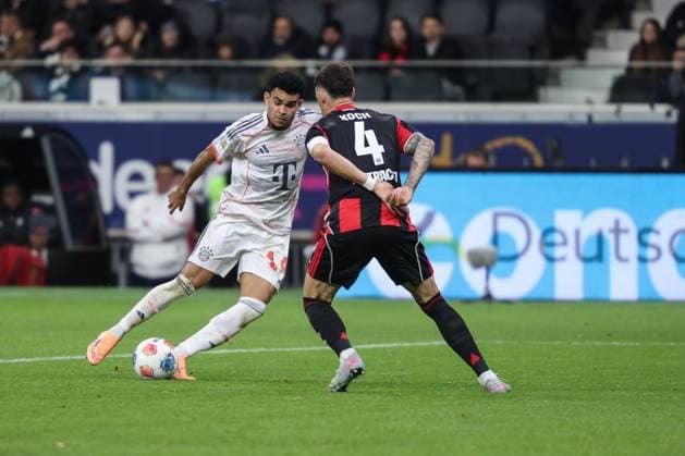 Luis Diaz FC Bayern Muenchen, 14 beats Robin Koch Eintracht Frankfurt, 04 and scores the 0 3, GER, Eintracht Frankfurt vs 1 FC Bayern Muenchen, 1 Bundesliga, Matchday 6, 2025 2026, 04 10 2025, DFL REGULATES PROHIBIT ANY USE OF PHOTOGRAPHS AS IMAGE SEQUENCES AND OR QUASI VIDEO, GER, Eintracht Frankfurt vs 1 FC Bayern Muenchen, 1 Bundesliga, Matchday 6, 2025 2026, 04 10 2025 Frankfurt Copyright: xEibner-Pressefoto JanxPrihodax EP_JPA