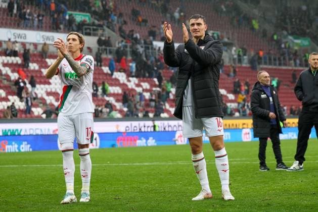 Final cheers from the fans, Kristijan Jakic 17 FC Augsburg , Cedric Zesiger 16 FC Augsbburg , FC Augsburg vs VfL Wolfsburg, Soccer, 1 Bundesliga, 6 Matchday, 04 10 2025 DFB regulations prohibit any use of photographs as image sequences and or quasi video Augsburg Bayern Germany Copyright: xkolbert-press ChristianxKolbertx