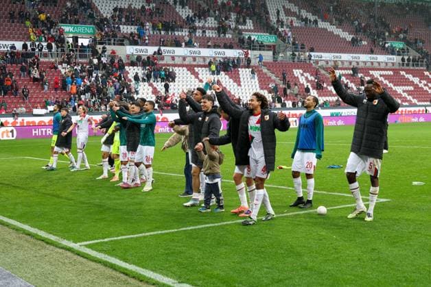 Final cheers from the fans, the players celebrate their victory, FC Augsburg vs VfL Wolfsburg, Football, 1 Bundesliga, Matchday 6, 04 10 2025 DFB regulations prohibit any use of photographs as image sequences and or quasi video Augsburg Bayern Germany Copyright: xkolbert-press ChristianxKolbertx