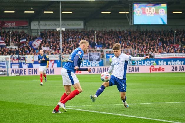 04 10 2025, Soccer, Men, 2 BL Bundesliga , Season 2025 2026, Holstein Kiel SV Darmstadt 98, Matchday 8 Alexander Bernhardsson vs Leon Klassen Kiel, Holstein Stadion Holstein Stadion Schleswig Holstein Germany