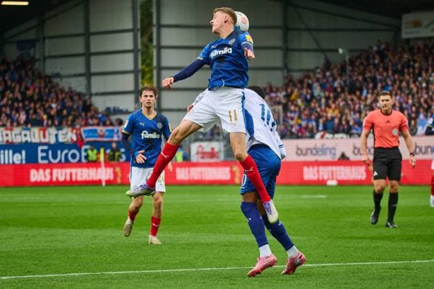04 10 2025, Soccer, Men, 2 BL Bundesliga , Season 2025 2026, Holstein Kiel SV Darmstadt 98, Matchday 8 Alexander Bernhardsson in header duel hehem Jean Paul Patrick Boetius Kiel, Holstein Stadion Holstein Stadion Schleswig Holstein Germany