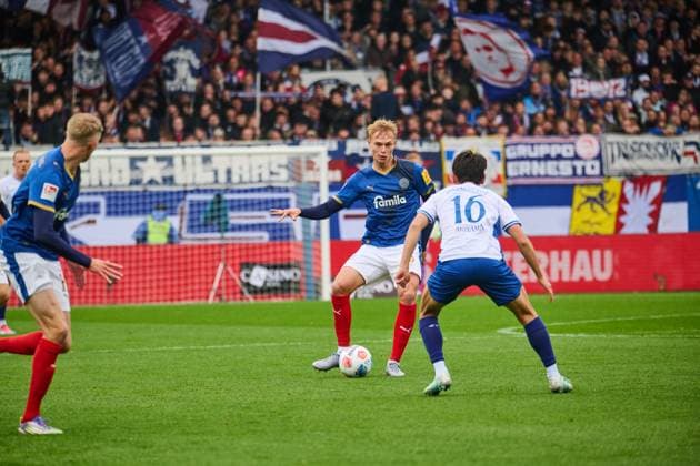 04 10 2025, Soccer, Men, 2 BL Bundesliga , Season 2025 2026, Holstein Kiel SV Darmstadt 98, Matchday 8 Kasper Davidsen vs Hiroki Akiyama Kiel, Holstein Stadion Holstein Stadion Schleswig Holstein Germany