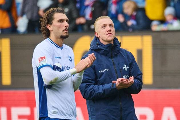 04 10 2025, Soccer, Men, 2 BL Bundesliga , Season 2025 2026, Holstein Kiel SV Darmstadt 98, 8 Matchday Fraser Hornby with Isac Lidberg Kiel, Holstein Stadion Holstein Stadion Schleswig Holstein Germany