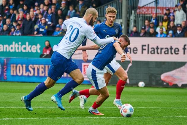 04 10 2025, Soccer, Men, 2 BL Bundesliga , Season 2025 2026, Holstein Kiel SV Darmstadt 98, Matchday 8 Adrian Kapralik vs Aleksandar Vukotic, next to Phil Harres Kiel, Holstein Stadion Holstein Stadion Schleswig Holstein Germany