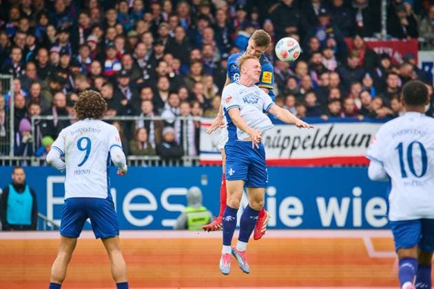 04 10 2025, Soccer, Men, 2 BL Bundesliga , Season 2025 2026, Holstein Kiel SV Darmstadt 98, Matchday 8 Isac Lidberg in header duel with Carl Johansson Kiel, Holstein Stadion Holstein Stadion Schleswig Holstein Germany