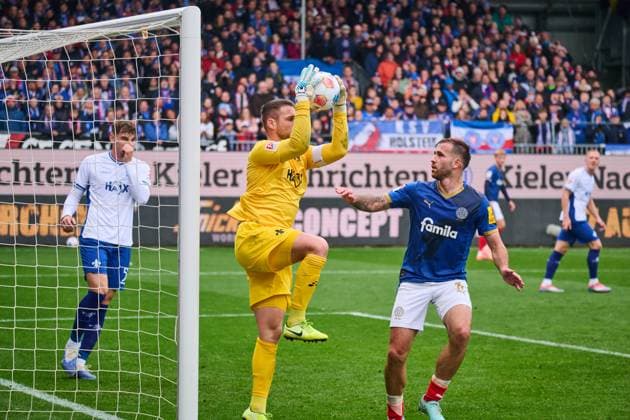 04 10 2025, Soccer, Men, 2 BL Bundesliga , Season 2025 2026, Holstein Kiel SV Darmstadt 98, Matchday 8 Goalkeeper Marcel Schuhen vs Marco Komenda Kiel, Holstein Stadion Holstein Stadion Schleswig Holstein Germany