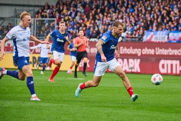 04 10 2025, Soccer, Men, 2 BL Bundesliga , Season 2025 2026, Holstein Kiel SV Darmstadt 98, Matchday 8 Marco Komenda in front of Isac Lidberg on the ball Kiel, Holstein Stadion Holstein Stadion Schleswig Holstein Germany
