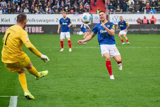 04 10 2025, Soccer, Men, 2 BL Bundesliga , Season 2025 2026, Holstein Kiel SV Darmstadt 98, Matchday 8 Marcus Müller comes too late against goalkeeper Marcel Schuhen Kiel, Holstein Stadion Holstein Stadion Schleswig Holstein Germany