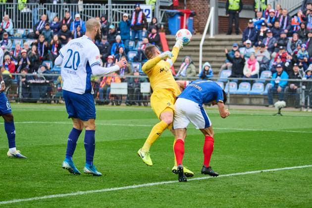 04 10 2025, Soccer, Men, 2 BL Bundesliga , Season 2025 2026, Holstein Kiel SV Darmstadt 98, Matchday 8 Goalkeeper Marcel Schuhen vs Steven Skrzybski Kiel, Holstein Stadion Holstein Stadion Schleswig Holstein Germany