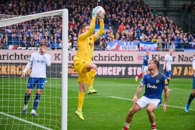 04 10 2025, Soccer, Men, 2 BL Bundesliga , Season 2025 2026, Holstein Kiel SV Darmstadt 98, Matchday 8 Goalkeeper Marcel Schuhen vs Marco Komenda Kiel, Holstein Stadion Holstein Stadion Schleswig Holstein Germany