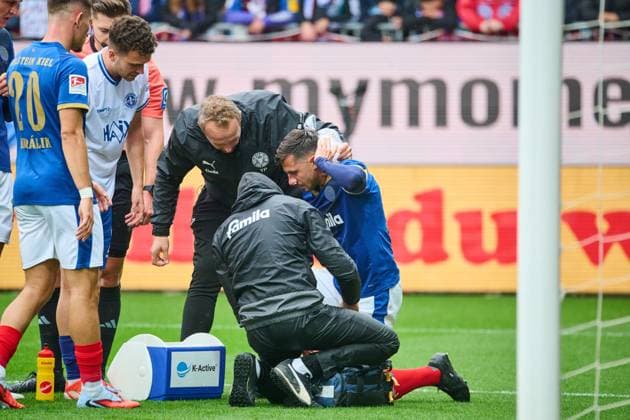 04 10 2025, Soccer, Men, 2 BL Bundesliga , Season 2025 2026, Holstein Kiel SV Darmstadt 98, 8 Matchday Captain Steven Skrzybski injured on the nose Kiel, Holstein Stadion Holstein Stadion Schleswig Holstein Germany