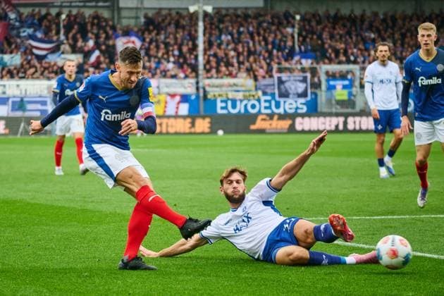 04 10 2025, Soccer, Men, 2 BL Bundesliga , Season 2025 2026, Holstein Kiel SV Darmstadt 98, Matchday 8 Captain Steven Skrzybski vs Kilian Julian Corredor Kiel, Holstein Stadion Holstein Stadion Schleswig Holstein Germany