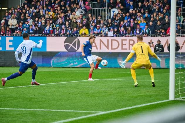 04 10 2025, Soccer, Men, 2 BL Bundesliga , Season 2025 2026, Holstein Kiel SV Darmstadt 98, Matchday 8 John Tolkin misses big chance Kiel, Holstein Stadion Schleswig Holstein Germany