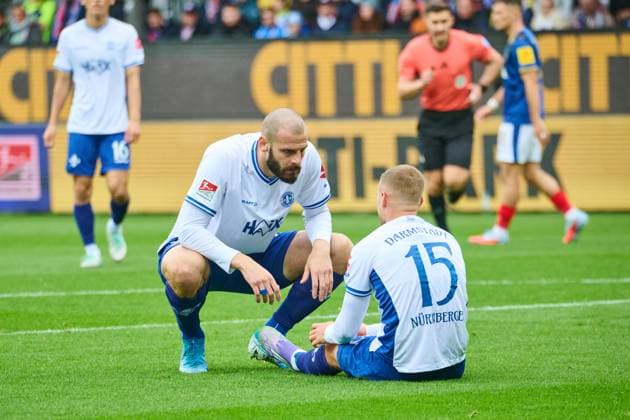 04 10 2025, Soccer, Men, 2 BL Bundesliga , Season 2025 2026, Holstein Kiel SV Darmstadt 98, 8 Matchday Aleksandar Vukotic takes care of Fabian Nürnberger Kiel, Holstein Stadion Holstein Stadion Schleswig Holstein Germany