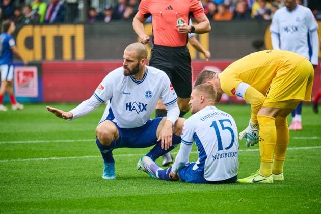 04 10 2025, Soccer, Men, 2 BL Bundesliga , Season 2025 2026, Holstein Kiel SV Darmstadt 98, 8 Matchday Aleksandar Vukotic takes care of Fabian Nürnberger Kiel, Holstein Stadion Holstein Stadion Schleswig Holstein Germany