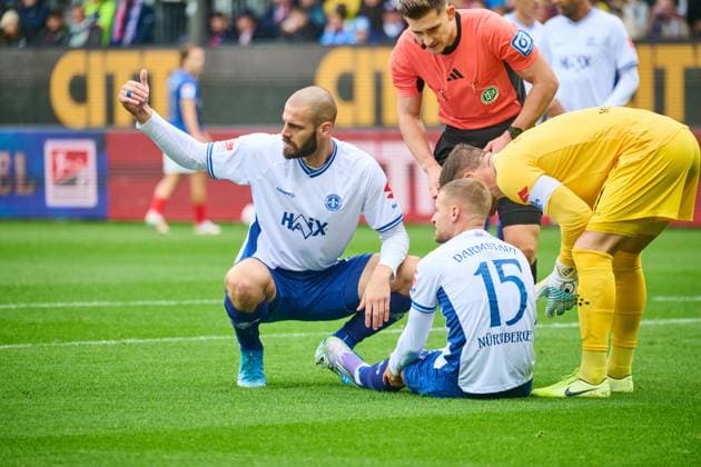 04 10 2025, Soccer, Men, 2 BL Bundesliga , Season 2025 2026, Holstein Kiel SV Darmstadt 98, 8 Matchday Aleksandar Vukotic takes care of Fabian Nürnberger Kiel, Holstein Stadion Holstein Stadion Schleswig Holstein Germany