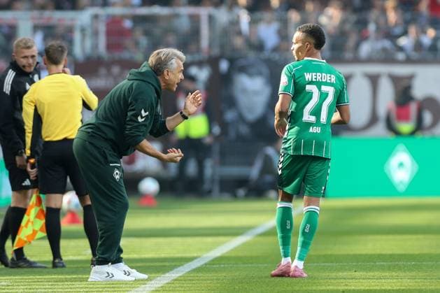 04 10 2025, xtgx, Fußball 1 Bundesliga SV Werder Bremen FC St Pauli v l Horst Steffen Bremen, Trainer gibt Anweisungen, gestikuliert mit den Armen, gesticulate, gives instructions Felix Agu Bremen, 27 DFL DFB REGULATIONS PROHIBIT ANY USE OF PHOTOGRAPHS as IMAGE SEQUENCES and or QUASI VIDEO Bremen