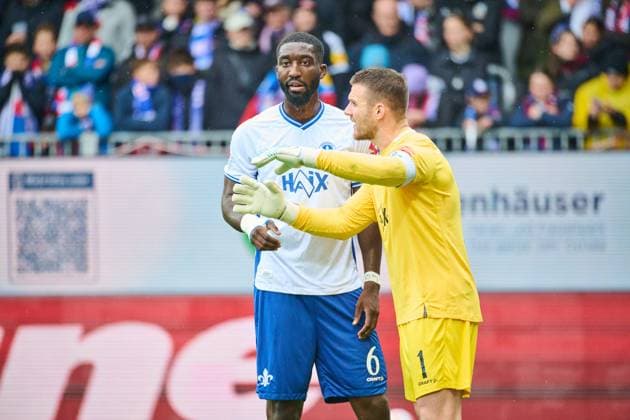 04 10 2025, Soccer, Men, 2 BL Bundesliga , Season 2025 2026, Holstein Kiel SV Darmstadt 98, 8 Matchday Goalkeeper Marcel Schuhen with Patric Pfeiffer Kiel, Holstein Stadion Holstein Stadion Schleswig Holstein Germany
