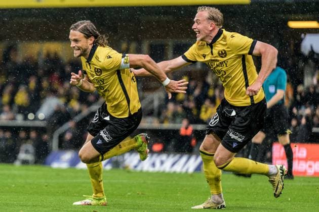 251004 Mjällbys Tom Pettersson and Herman Johansson cheer after 2 0 during the football match in Allsvenskan between Mjällby and Elfsborg on October 4, 2025 in Hällevik  Copyright: MATHILDAxSCHULER BB251004MA180