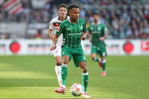 04 10 2025, xtgx, Soccer 1 Bundesliga SV Werder Bremen FC St Pauli v l Felix Agu Bremen, 27 am Ball, plays the ball DFL DFB REGULATIONS PROHIBIT ANY USE OF PHOTOGRAPHS as IMAGE SEQUENCES and or QUASI VIDEO Bremen