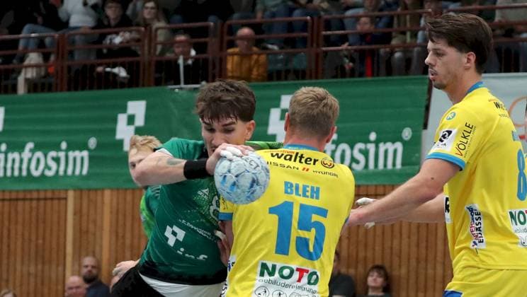 04 10 2025, xfsx, Herren, Handball, Saison 2025 2026, 3 Liga, Staffel Sued, 7 Spieltag Woelfe Wuerzburg SG Pforzheim Eutingen v li Joel Mauch Woelfe Wuerzburg , Alexander Merk Woelfe Wuerzburg , Linus Bleh SG Pforzheim Eutingen , Max Broehl SG Pforzheim Eutingen Wuerzburg tectake ARENA Bayern Germany