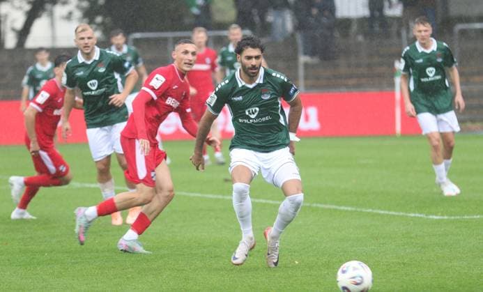 04 10 2025, Football, Men, Season 2025 2026, 3 Liga, 1 FC Schweinfurt 05 SC Verl Schweinfurts Ekin Celebi center and left Verls Sominik Patryk Steczyk