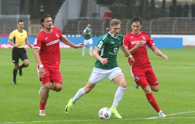 04 10 2025, Football, Men, Season 2025 2026, 3 Liga, 1 FC Schweinfurt 05 SC Verl Schweinfurts Jakob Tranziska during the big chance between the two Verl players Fynn Otto left and Martin Ens