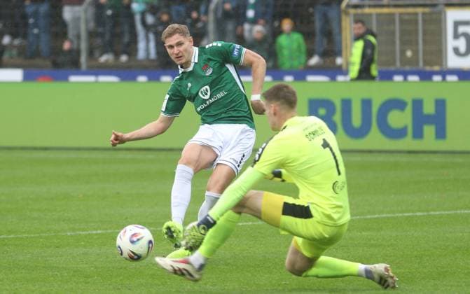 04 10 2025, Football, Men, Season 2025 2026, 3 Liga, 1 FC Schweinfurt 05 SC Verl Huge chance for Schweinfurts Jakob Tranziska in front of Verl keeper Philipp Schulze