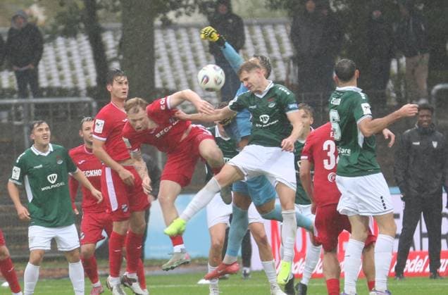 04 10 2025, Football, Men, Season 2025 2026, 3 Liga, 1 FC Schweinfurt 05 SC Verl In the middle, Verls Jonas Arweiler on the left and Schweinfurts Jakob Tranziska want to head