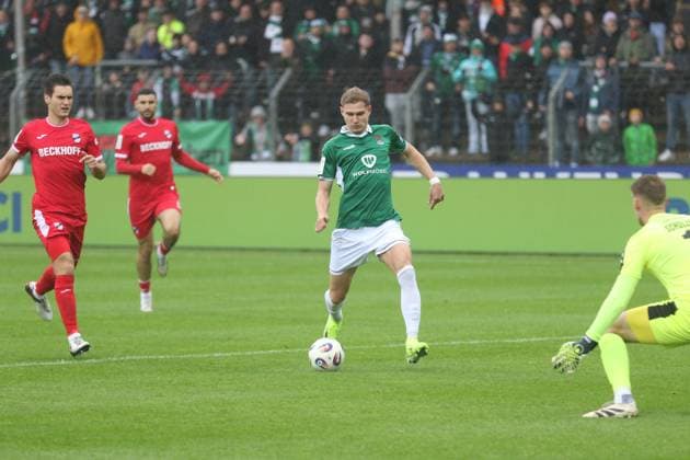 04 10 2025, Soccer, Men, Season 2025 2026, 3 Liga, 1 FC Schweinfurt 05 SC Verl Schweinfurts Jakob Traziska alone in front of goal, on the left Verls Joshua Chima Eze