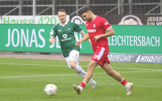 04 10 2025, Football, Men, Season 2025 2026, 3 Liga, 1 FC Schweinfurt 05 SC Verl Schwienfurts Joshua Endres left against Verls Qualid Mhamdi