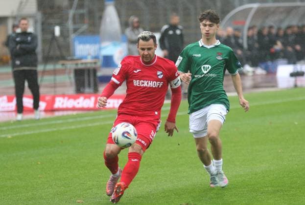 04 10 2025, Football, Men, Season 2025 2026, 3 Liga, 1 FC Schweinfurt 05 SC Verl Verls Niko Kijewski on the left against Schweinfurts Lauris Bausenwein