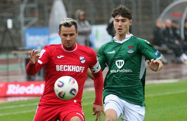 04 10 2025, Football, Men, Season 2025 2026, 3 Liga, 1 FC Schweinfurt 05 SC Verl Verls Niko Kijewski on the left against Schweinfurts Lauris Bausenwein