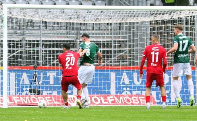 04 10 2025, Football, Men, Season 2025 2026, 3 Liga, 1 FC Schweinfurt 05 SC Verl Verls Qualid Mhamdi on the left plucks the jersey of Schweinfurts Lucas Zeller