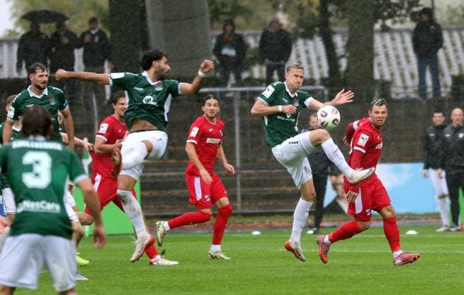04 10 2025, Football, Men, Season 2025 2026, 3 Liga, 1 FC Schweinfurt 05 SC Verl Schweinfurts Tomas Meißner on the ball clears in front of Verls Niko Kijewsi on the right